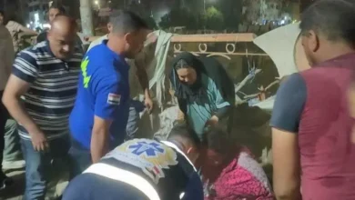 نقل سيدة مريضة من خيمة متهالكة إلى المستشفى خلال حملة إشغالات في العراق
