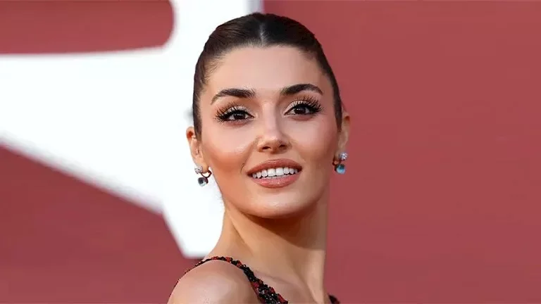 هاندا أرتشيل تتألق بفستان يجمع بين الجرأة والأناقة