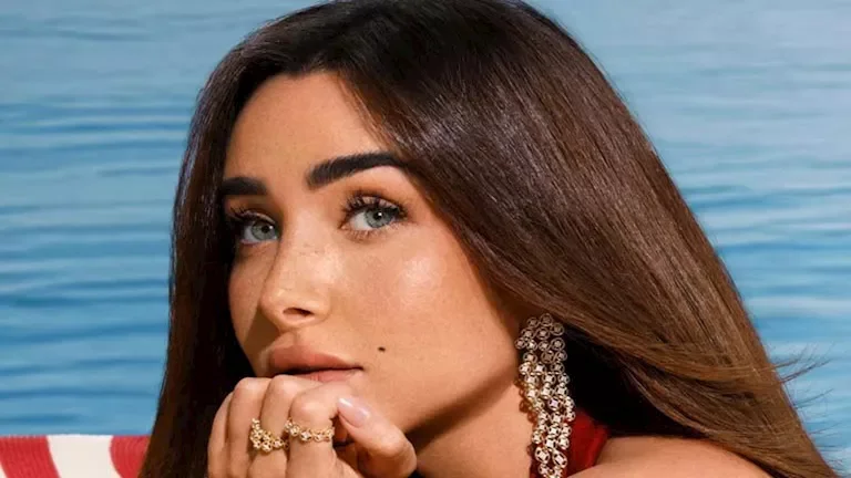 هنا الزاهد تتألق بفستان أبيض أنيق ومميز