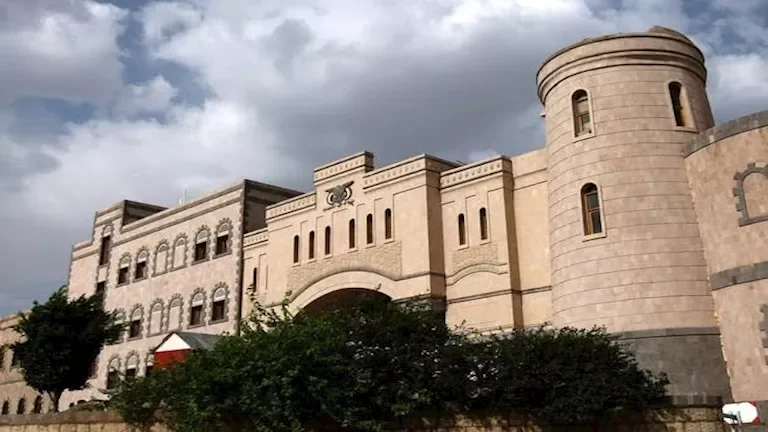 وزارة الدفاع اليمنية: هجوم حوثي بالصواريخ والطائرات المسيرة على معسكرات الجيش