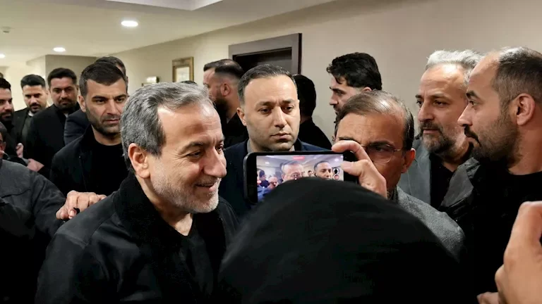 وزير الخارجية الإيراني يشارك في مسيرة الأربعين بالنجف دون حراسة