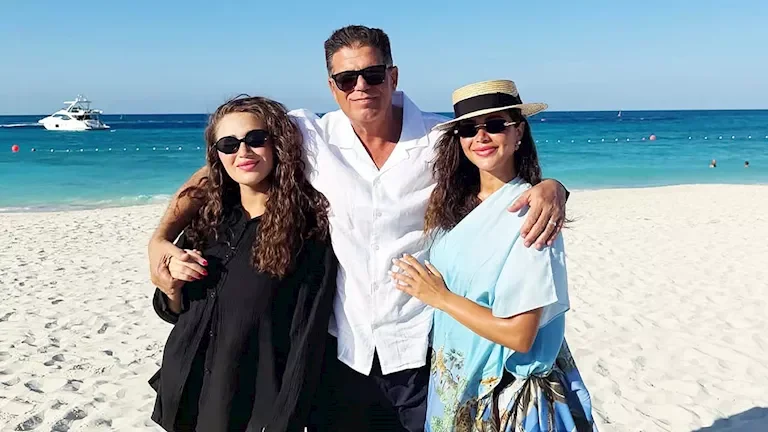 يارا السكري تستمتع بعطلتها الصيفية على البحر مع عائلتها بالصور