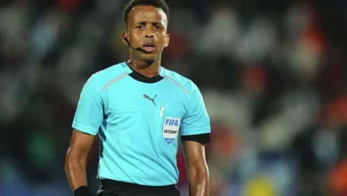 "يويفا" يحتفي بالحكم الصومالي عمر أرتان بعد طرده من كأس العالم (فيديو)