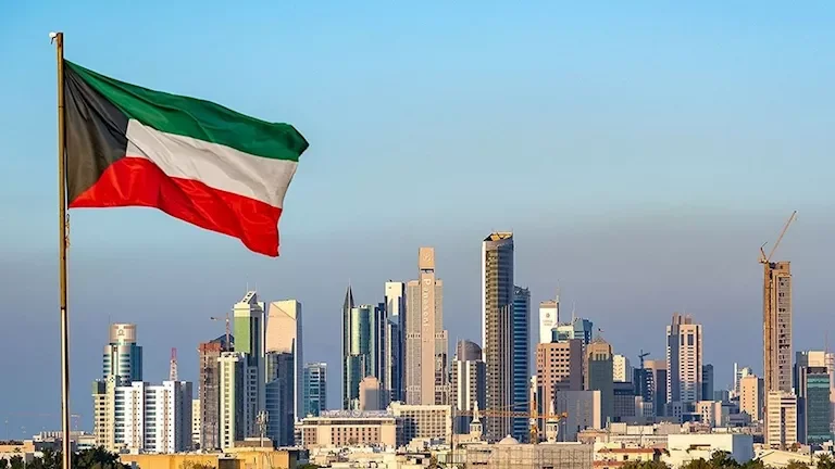 أجنبي يتقاعد بعد خدمة في الحرس الوطني بحراسة الكويت بهوية طفل متوفى
