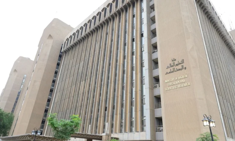 أستاذة عراقية تتعرض للاعتداء من طالب تم ضبطه أثناء الغش، والتعليم تتدخل لإعادة التحقيق
