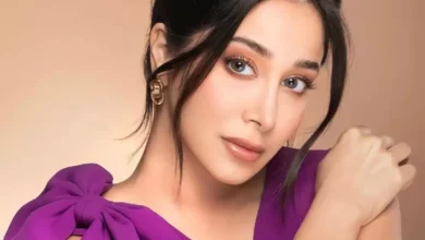 أسيل عمران تتألق بفستان ذهبي في أسبوع الموضة بباريس