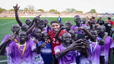 أطفال جنوب السودان يتجمعون حول عمر مرموش بعد خماسية المنتخب