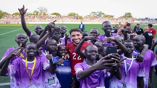 أطفال جنوب السودان يتجمعون حول عمر مرموش بعد خماسية المنتخب