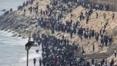 إسبانيا تبدأ نقل المهاجرين من سبتة إلى مواقع جديدة في الميناء