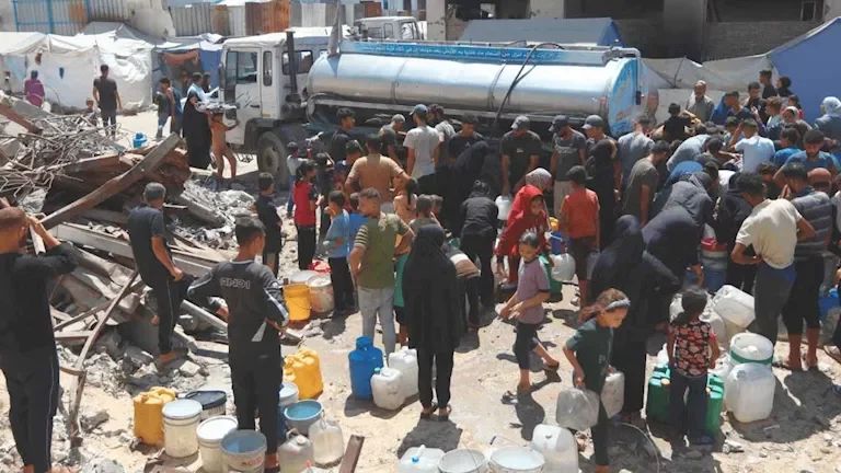 إسرائيل توقف إمدادات المياه عن قطاع غزة وسط أزمة إنسانية متفاقمة
