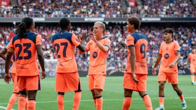 إصابة مثيرة للقلق: لاعب برشلونة يُغادر الملعب على نقالة