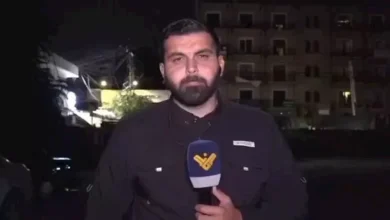 إصابة مراسل لبناني خلال تغطية غارة إسرائيلية في النبطية (فيديو)