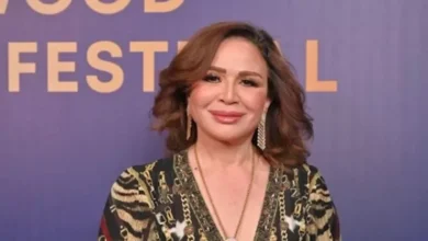 إلهام شاهين تتألق بإطلالة أنيقة باللون الأسود الجذاب