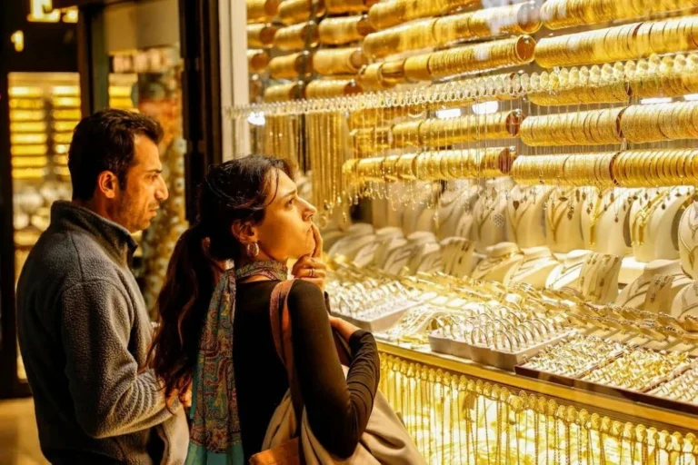 ارتفاع الذهب بأكثر من 1% مع تراجع الدولار وعوائد السندات الأمريكية