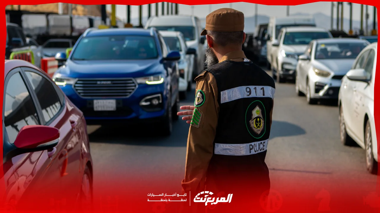 استخدام الهاتف أثناء القيادة.. مخالفة مرورية قد تكلفك 900 ريال