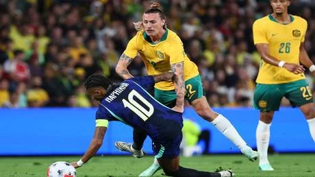 البرازيل تتغلب على أستراليا ورافينيا يغادر الملعب مصاباً