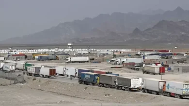 الحصار الأمريكي يعيق التجارة البرية الإيرانية ويعلق آلاف الشاحنات