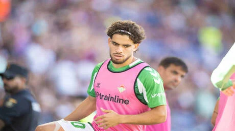 الزلزولي يتصدر الجدل المغربي بسبب قميصه