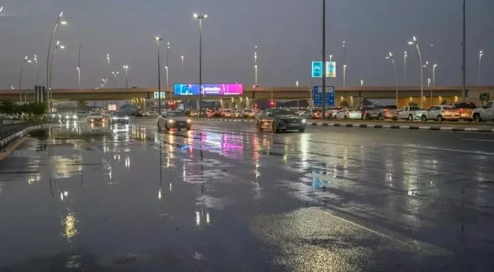 السعودية تحذر من سيول محتملة وأمطار رعدية في عدة مناطق