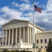 المحكمة العليا الأمريكية توافق مؤقتًا على ترحيل المهاجرين وترامب يرحب بالقرار