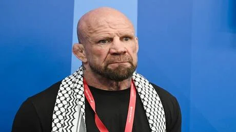 المقاتل مونسون يعبر عن استنكاره لقرار الاتحاد الدولي للتزلج بسحب صفة "الرياضي المحايد" من المتزلجين الروس 1 المقاتل مونسون يعبر عن استنكاره لقرار الاتحاد الدولي للتزلج بسحب صفة "الرياضي المحايد" من المتزلجين الروس