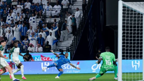 الهلال يتغلب على الأهلي بثلاثية ويعتلي صدارة الدوري السعودي