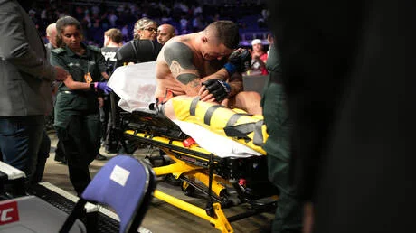 بطل UFC للوزن الثقيل يتخلى عن لقبه إثر إصابة خطيرة