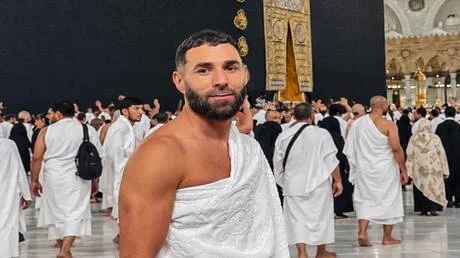 بعد إنهاء عقده مع الهلال.. بنزيما يشارك صورة مع تعليق حول أدائه مناسك العمرة