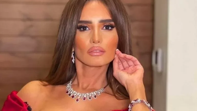 بفستان أسود، زينة تتألق في أول ظهور لها بعد وفاة شقيقها 1 بفستان أسود، زينة تتألق في أول ظهور لها بعد وفاة شقيقها
