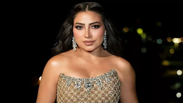 بوسي تتألق بإطلالة أنيقة وجذابة في فستان مميز