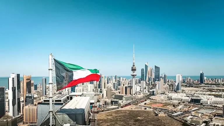 تصعيد في الخليج: طائرة مسيرة إيرانية تسبب حريقًا في مجمع سكني بالكويت