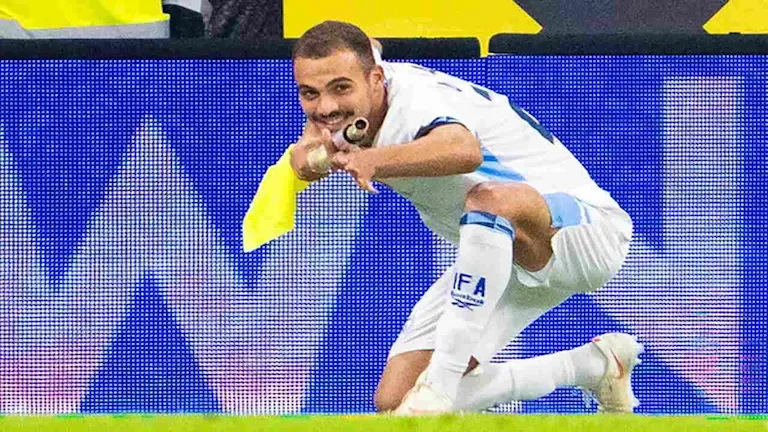 تفاصيل طرد لاعب إسرائيلي خلال مباراة النمسا بعد احتفال "إطلاق النار"
