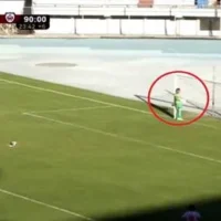 حارس مرمى يتجاهل التصدي لركلة جزاء ويظل متفرجاً (فيديو)