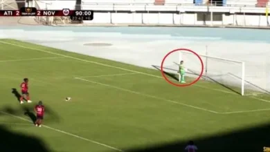 حارس مرمى يتجاهل التصدي لركلة جزاء ويظل متفرجاً (فيديو)