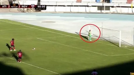 حارس مرمى يتجاهل التصدي لركلة جزاء ويظل متفرجاً (فيديو)