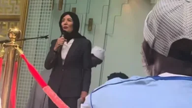 حاكمة نيويورك تظهر بالحجاب في مسجد وتثير جدلاً واسعاً