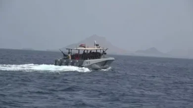 خفر السواحل اليمني يعترض ناقلة نفط قرب ميناء رأس عيسى