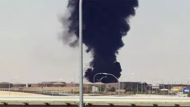 دخان يلف مطار الرياض بعد إنذارات هجوم جوي وانفجارات متتالية