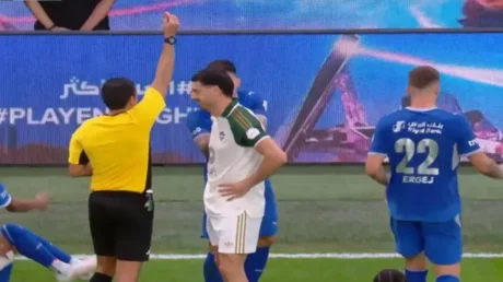 ديميرال يثير الجدل مجددًا: بطاقة حمراء واشتباكات في كلاسيكو الأهلي والهلال