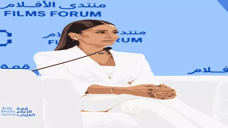دينا الشربيني تتألق بإطلالة بيضاء في قمة الإعلام العربي بدبي