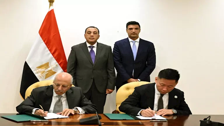 رئيس الوزراء يشهد توقيع إنشاء مصنع لبطاريات السيارات الكهربائية باستثمار يتجاوز ملياري جنيه 1 رئيس الوزراء يشهد توقيع إنشاء مصنع لبطاريات السيارات الكهربائية باستثمار يتجاوز ملياري جنيه