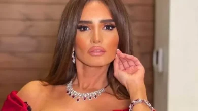 زينة تتألق بفستان أسود في أول ظهور لها بعد وفاة شقيقها
