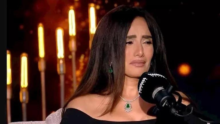"زينة تنهار بالبكاء على رحيل شقيقها: 'سكينة دخلت قلبي'"