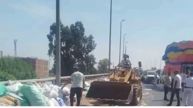 سقوط حمولة "جامبو" على كوبري قها بالقليوبية وفتح تحقيق لتيسير المرور