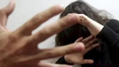 شاب يتهم بالتعدي على زوجته وطردها من المنزل في حلوان
