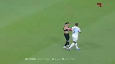 شاهد: لاعب يتعرض للشد فيخلع قميصه ويهبه لمنافسه في لقطة غير مألوفة