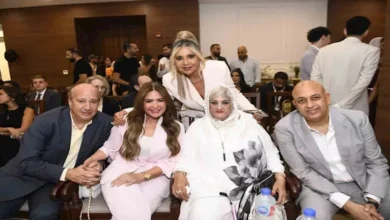 صابرين تحتفل بعقد قران نجلها بـ"قُبلة وزعروطة" - صور