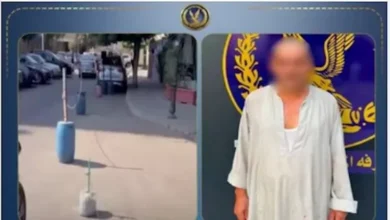 ضبط حارس عقار يقوم بوضع حواجز على الطريق العام في القاهرة لحجز أماكن السيارات