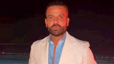 عمر السعيد يستقبل يسرا وهند صبري في عزاء والده