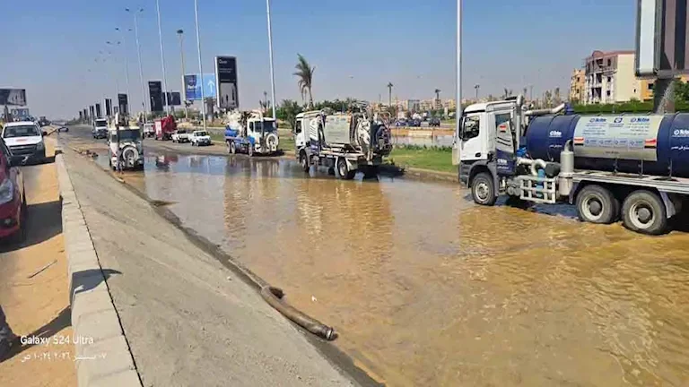 "فتح طريق الواحات باتجاه أكتوبر بعد شفط مياه وهبوط أرضي وتعديل حركة المرور"